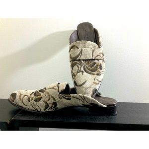 Comfy mule, tan/beige/brown floral pattern, crushed velvety fabric